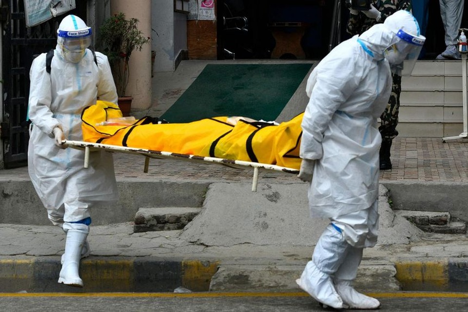 Bác sĩ Nepal cảnh báo thảm kịch người chết vì Covid-19 ngay trên đường - 2