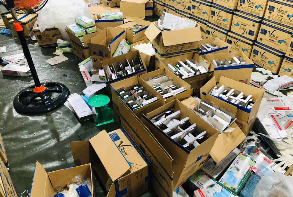 Cận cảnh hàng triệu găng tay y tế giả tại TPHCM - 7 Cận cảnh hàng triệu găng tay y tế giả tại TPHCM - 7