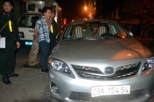 Cán bộ Cục đăng kiểm “đại náo” đường phố, hất tung “bồ câu trắng”