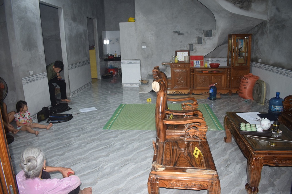 Chị chồng đổ ấm nước sôi lên người em dâu đang mang thai và cháu gái 4 tuổi - 1 Chị chồng đổ ấm nước sôi lên người em dâu đang mang thai và cháu gái 4 tuổi - 1