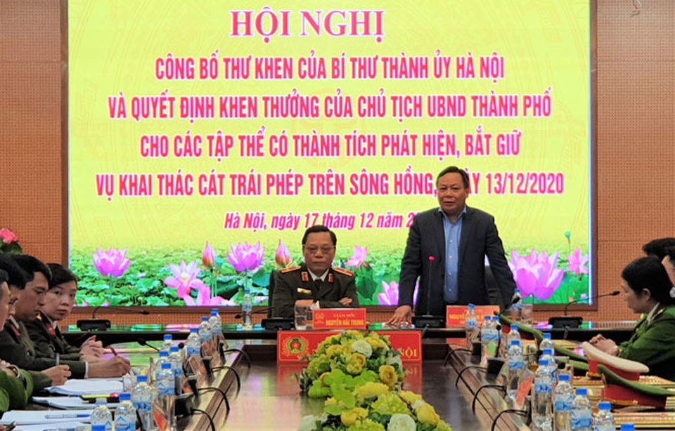Bí thư Hà Nội gửi thư khen lực lượng công an bắt 10 tàu hút cát trái phép - 1 Bí thư Hà Nội gửi thư khen lực lượng công an bắt 10 tàu hút cát trái phép - 1