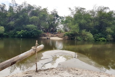 Dân hiến đất làm cầu, mong không còn cảnh “liêu xiêu” qua sông