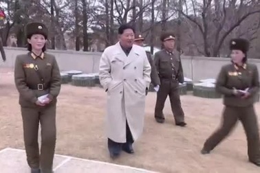 Video nữ quân nhân Triều Tiên òa khóc khi trình diễn trước ông Kim Jong-un