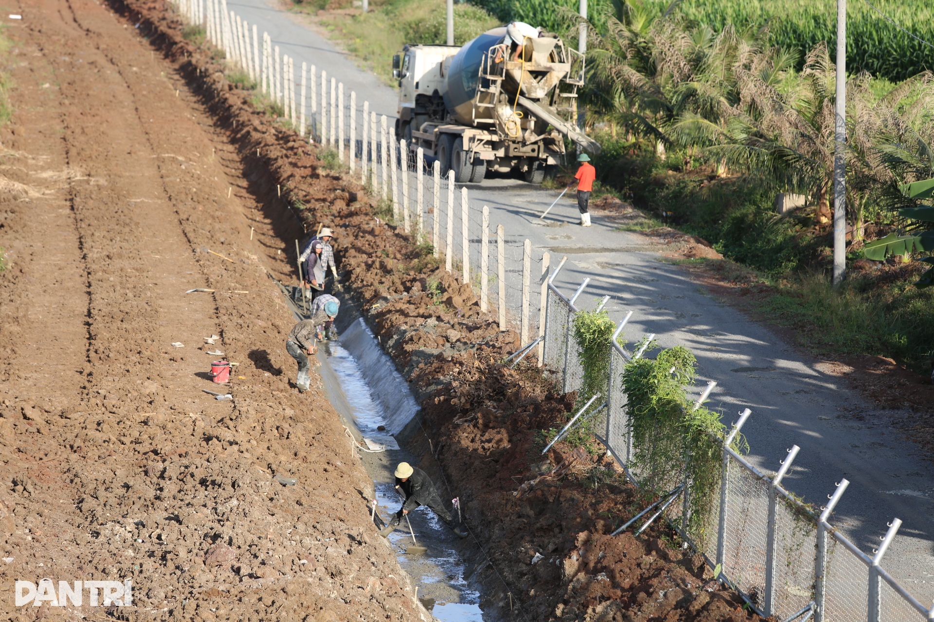 Nhiều hạng mục dang dở trên cao tốc Phan Thiết - Dầu Giây - 2 Nhiều hạng mục dang dở trên cao tốc Phan Thiết - Dầu Giây - 2