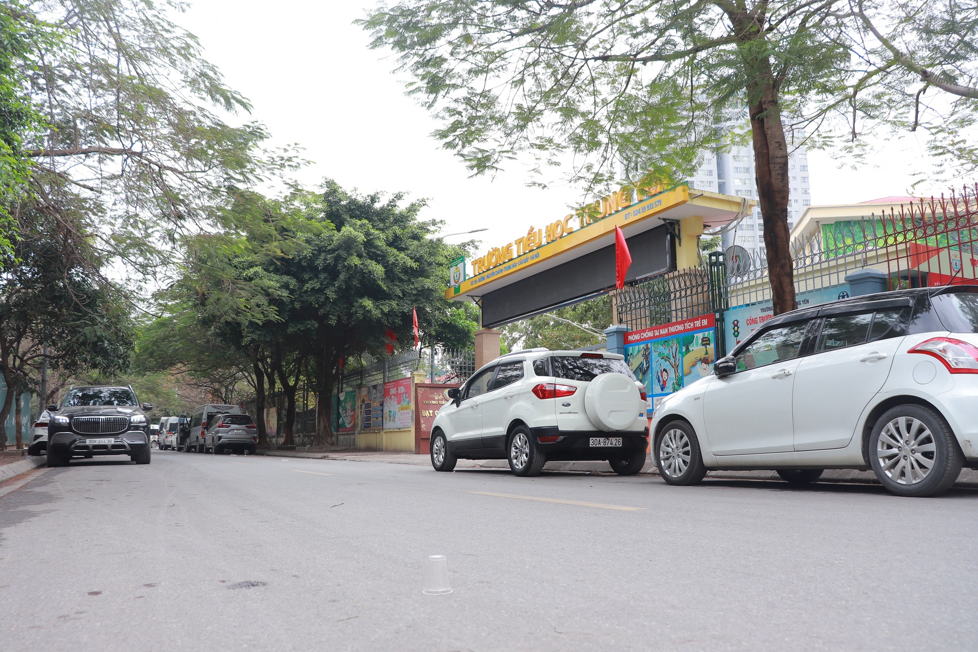 Hà Nội: Ô tô đỗ tràn lan trước cổng trường, học sinh luyện kỹ năng né xe - 12 Hà Nội: Ô tô đỗ tràn lan trước cổng trường, học sinh luyện kỹ năng né xe - 12
