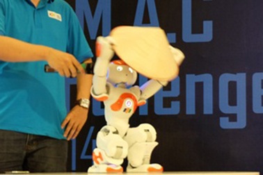 Ngắm chú robot thông minh múa nón lá Việt Nam
