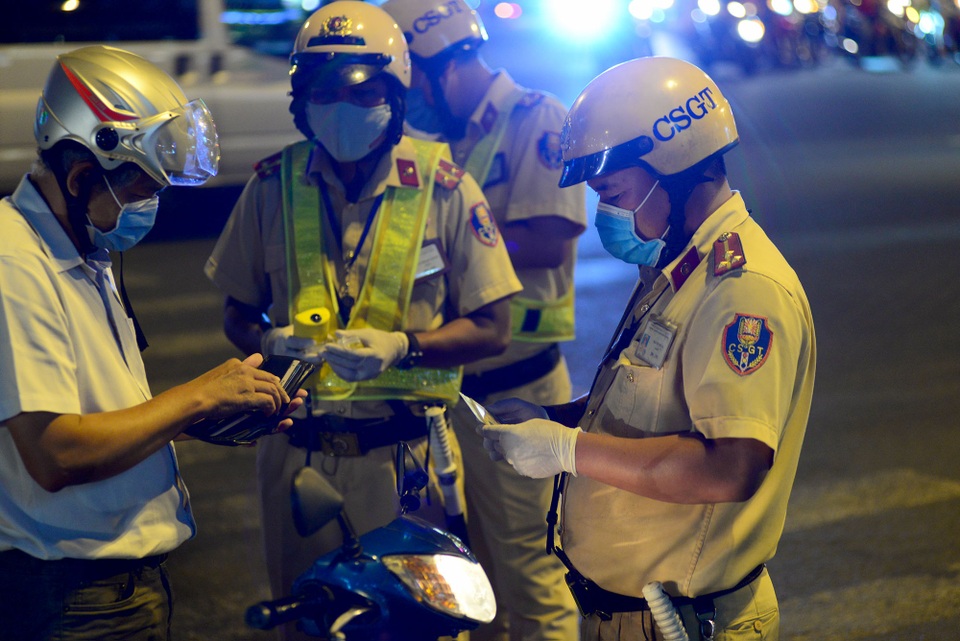 CSGT đo nồng độ cồn ra sao trong mùa dịch Covid-19? - 3