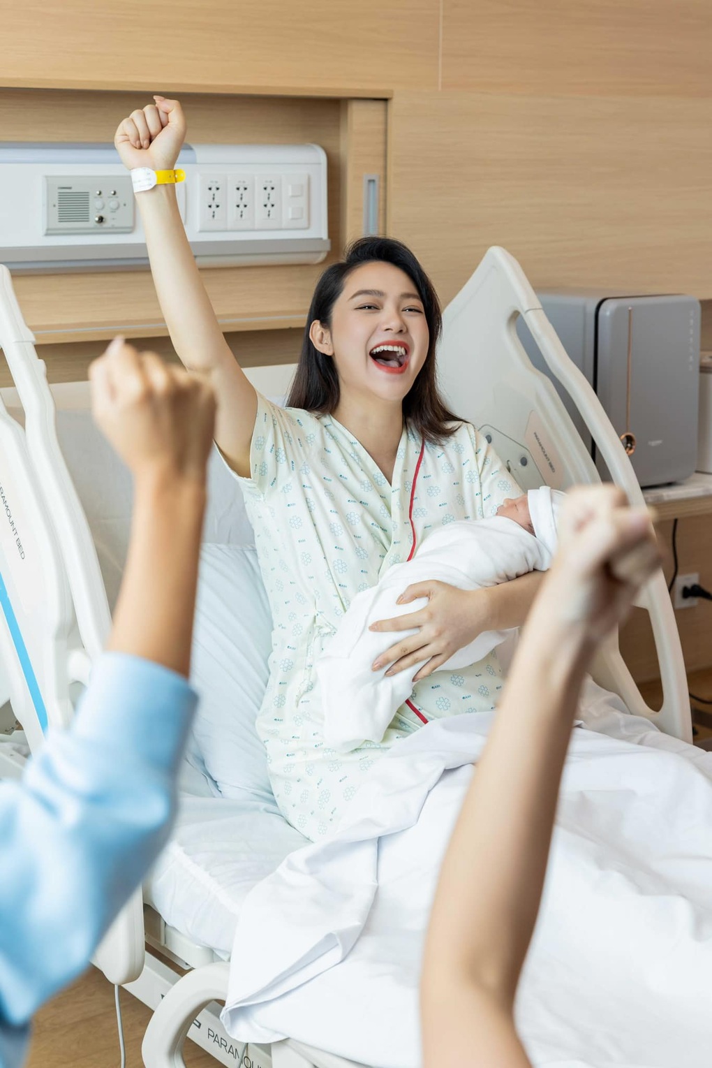 Đi đẻ kẻ mắt tô son như Minh Hằng: Phụ nữ quên gì cũng được trừ... son! - 2 Đi đẻ kẻ mắt tô son như Minh Hằng: Phụ nữ quên gì cũng được trừ... son! - 2