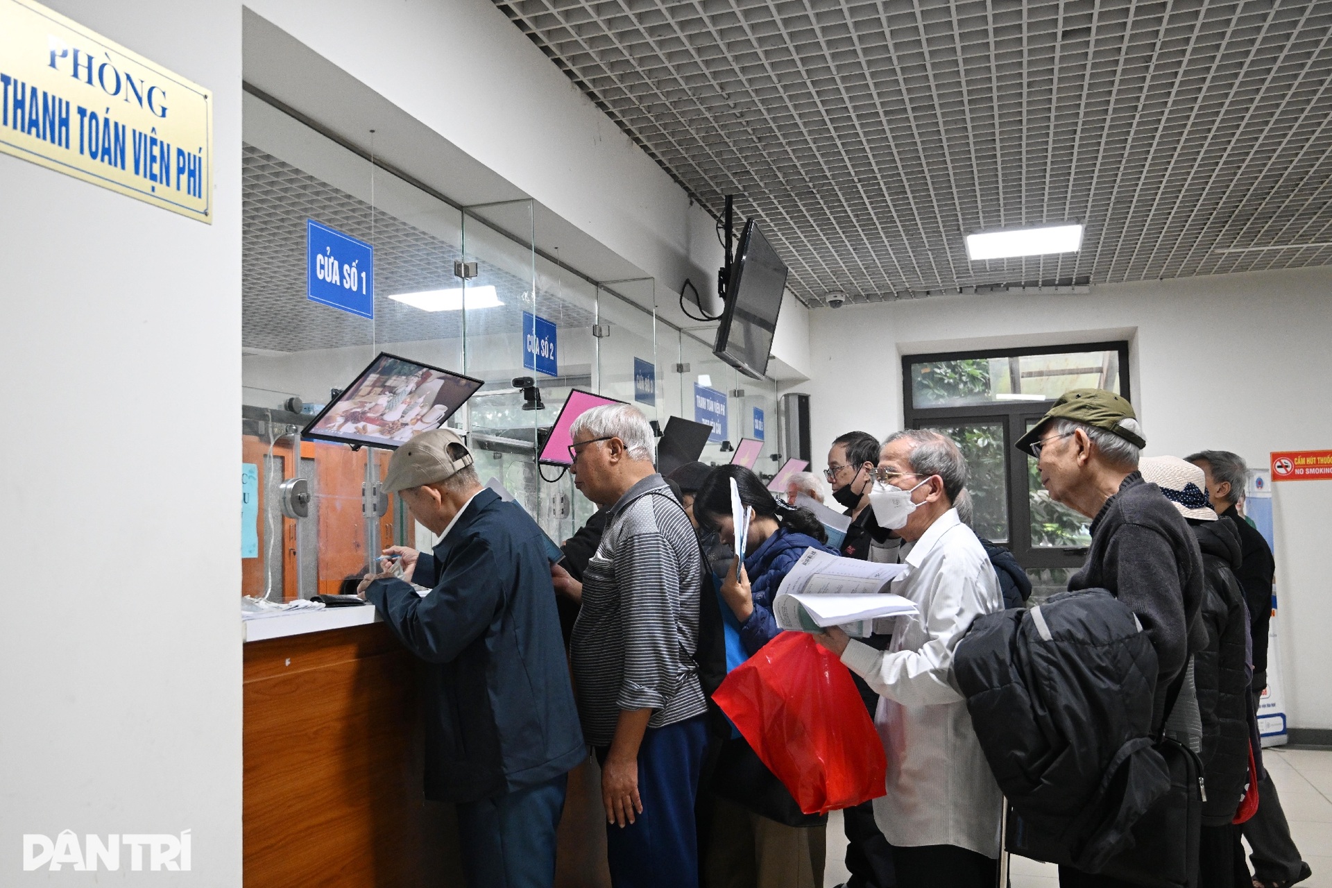 Hà Nội: Bệnh viện đông nghịt, ca đột quỵ tăng vì thời tiết ẩm ương - 16