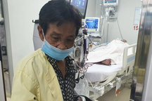 Mẹ già bán vé số ứa nước mắt chờ con tỉnh lại: "Về nhà với má, Lộc ơi"