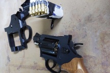 Bắt hai thiếu niên mua bán trái phép vũ khí quân dụng ở TPHCM