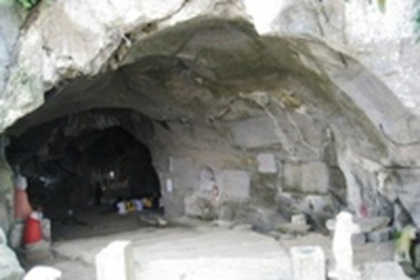 Bút tích vua chúa ở hang động kỳ bí