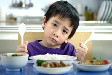 Ép con ăn hết - mẹ mừng hay lo?