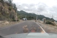 Xe container chạy lấn hẳn sang làn đường ngược chiều để vượt ở khúc cua