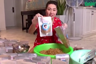 Nghệ sĩ vượt qua khó khăn mùa dịch bằng việc bán hàng online