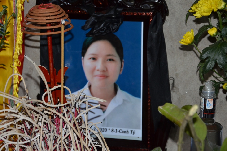 Đau đớn vành khăn trắng bơ vơ trên đầu cậu bé mồ côi ngày đầu năm - 3