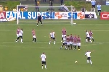 Xem Roberto Carlos tái hiện khả năng sút phạt "thần sầu"