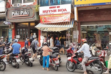 Những quán bánh mì ở Sài Gòn, khách muốn ăn phải xếp hàng cả tiếng