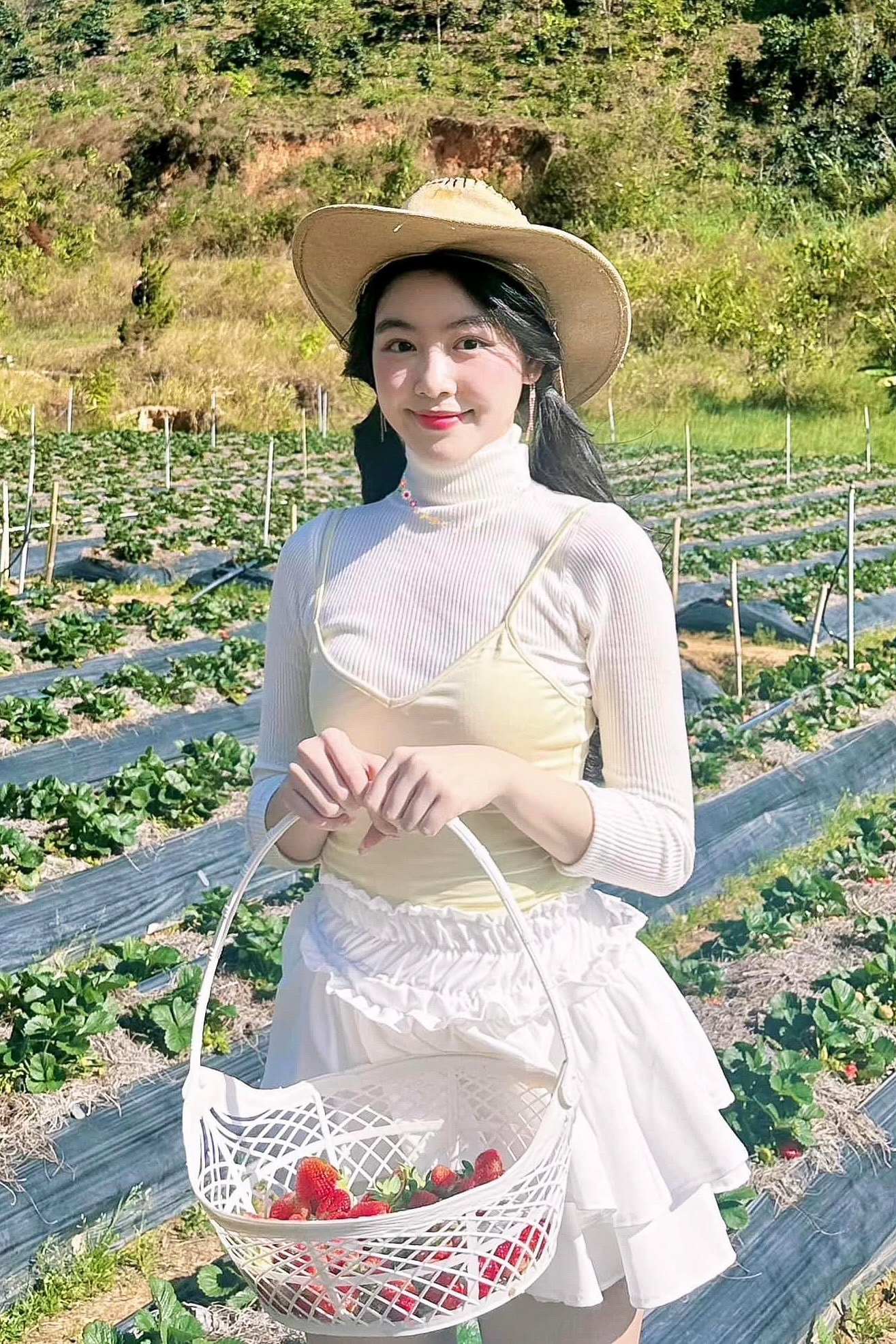 View - Lọ Lem - con gái Quyền Linh: Tuổi 18 lột xác gợi cảm, không ngại mặc hở | Báo Dân trí