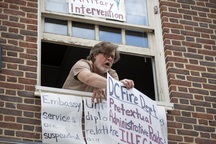 Những “người giữ chỗ” đặc biệt cố thủ trong Đại sứ quán Venezuela ở Mỹ