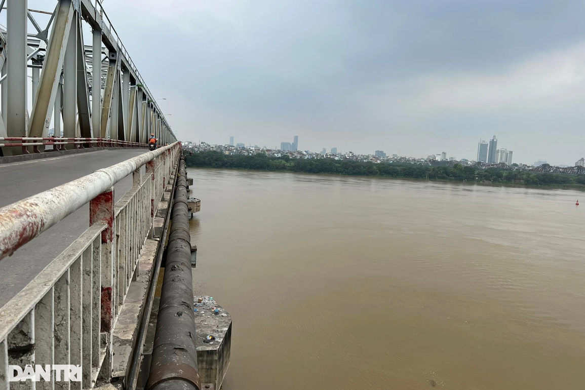 Loạt phao cứu sinh vừa lắp trên cầu qua sông Hồng bị mất cắp - 5 Loạt phao cứu sinh vừa lắp trên cầu qua sông Hồng bị mất cắp - 5