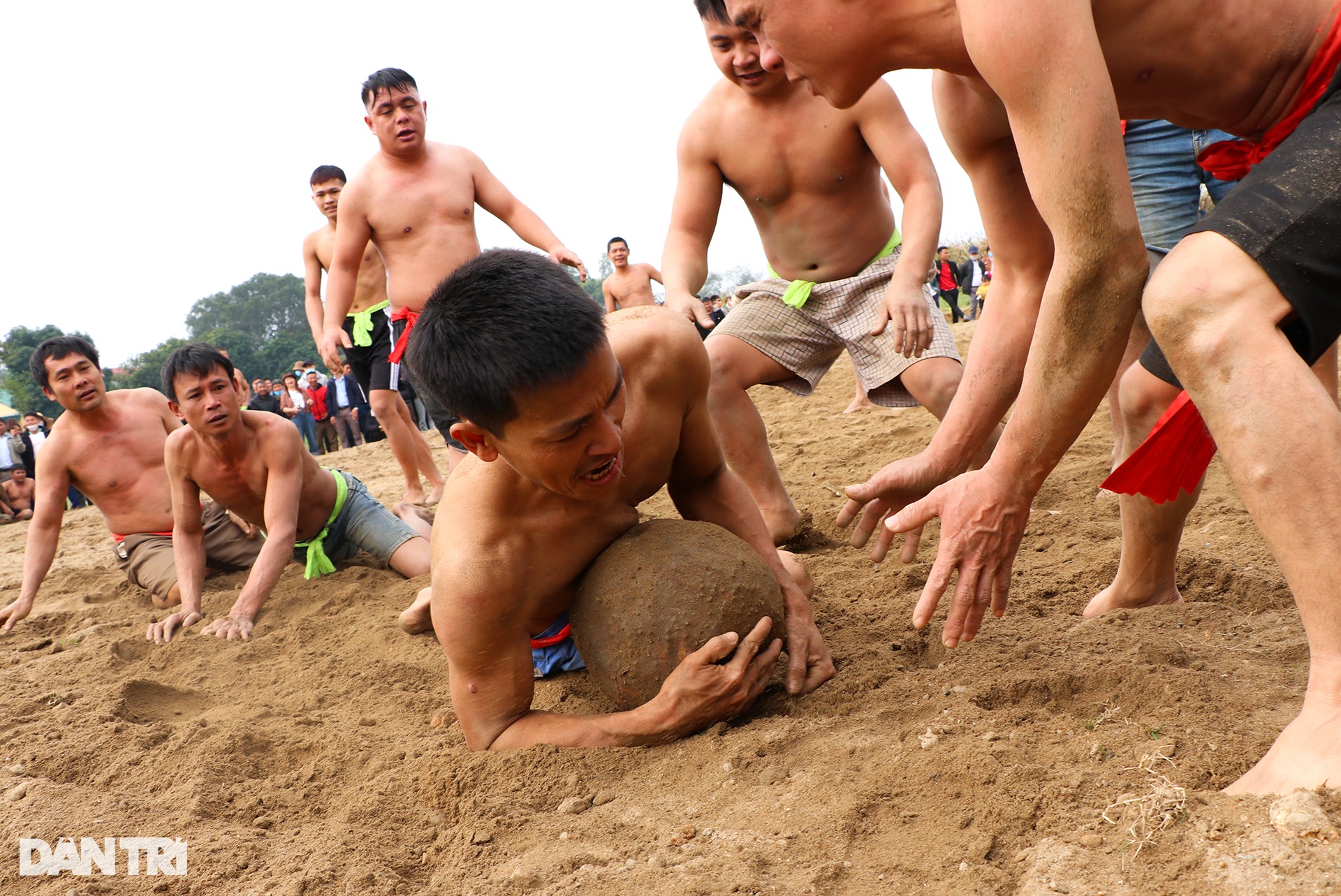 Xem trai làng đánh trần, tranh nhau quả cù nặng 10kg đẽo từ gốc chuối - 7 Xem trai làng đánh trần, tranh nhau quả cù nặng 10kg đẽo từ gốc chuối - 7