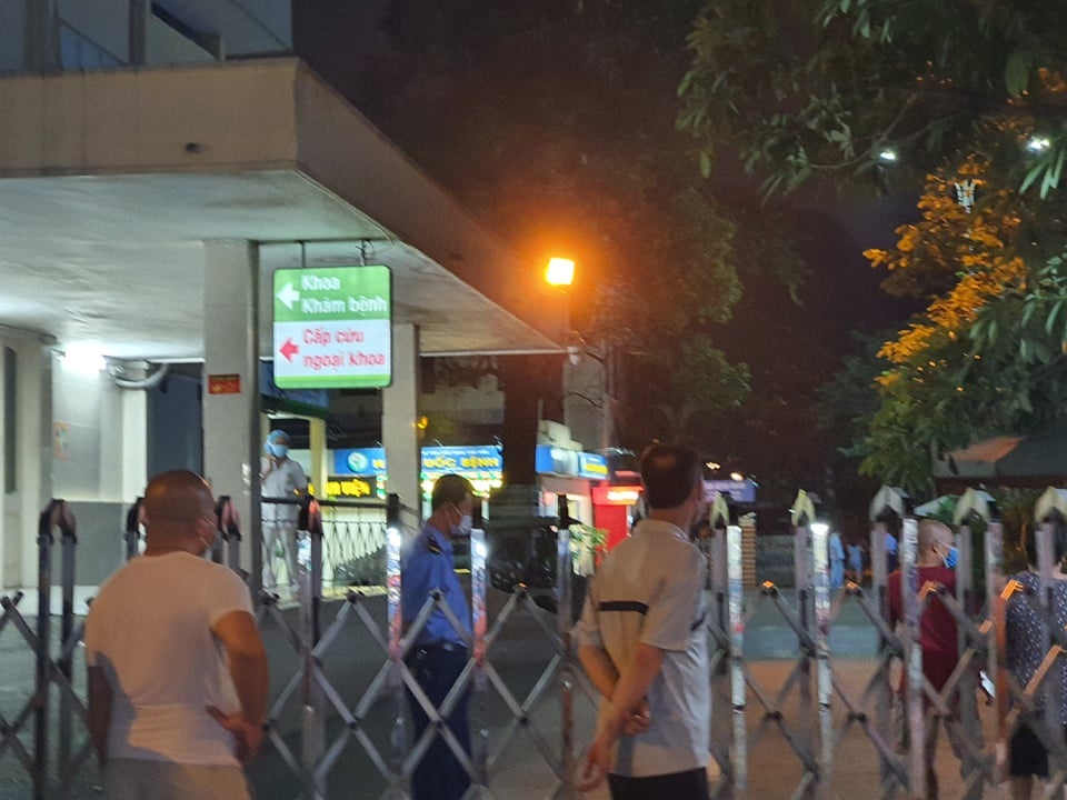 Người đàn ông rơi từ tầng 5 Bệnh viện Việt Đức xuống đất - 1 Người đàn ông rơi từ tầng 5 Bệnh viện Việt Đức xuống đất - 1