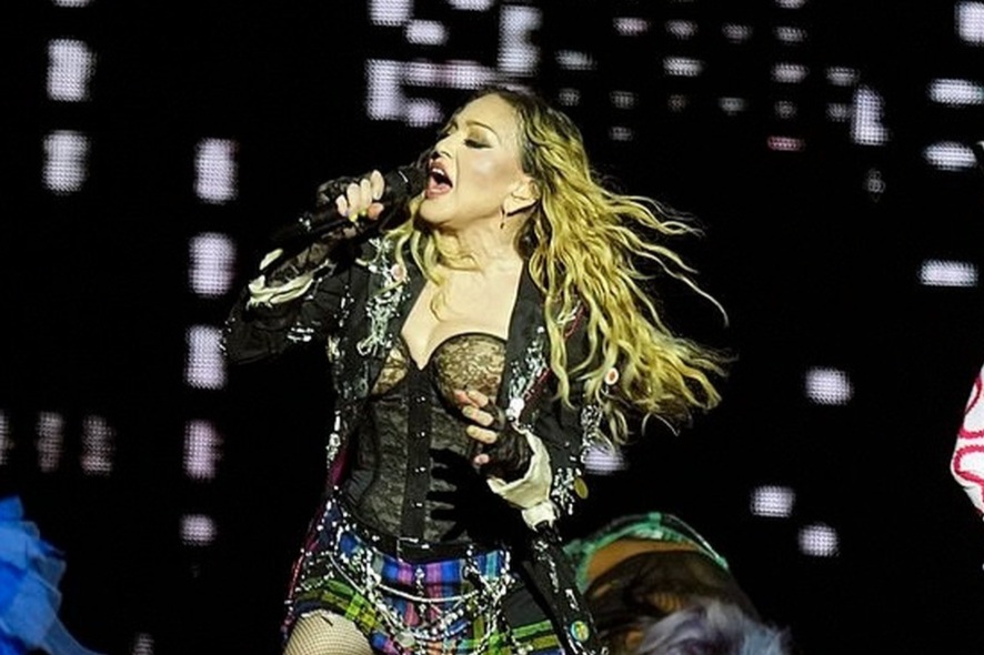 Chuyện tình ngọt ngào của nữ hoàng nhạc pop Madonna và bạn trai kém 29 tuổi - 4