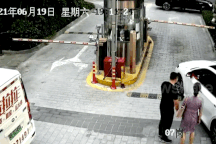 Nữ tài xế tông đổ bốt an ninh trong một tình huống khó hiểu