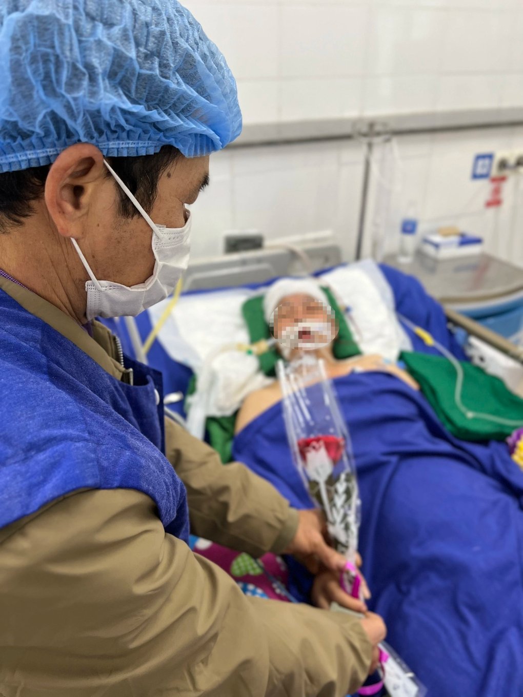 Bức ảnh chồng ung thư tặng hoa hồng cho vợ nằm hôn mê gây bão mạng - 2 Bức ảnh chồng ung thư tặng hoa hồng cho vợ nằm hôn mê gây bão mạng - 2