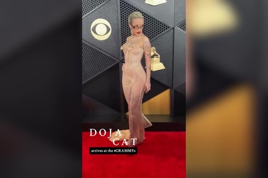 Doja Cat khoe loạt hình xăm khi xuất hiện trên thảm đỏ Grammy 2024