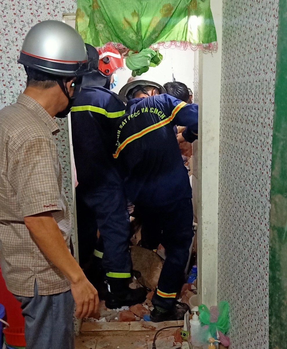 Hà Nội: Hàng chục cảnh sát đục tường giải cứu cháu bé bị mắc kẹt - 3 Hà Nội: Hàng chục cảnh sát đục tường giải cứu cháu bé bị mắc kẹt - 3