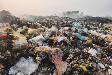 Dân 2 tỉnh "ngạt thở" vì bãi rác ở xã nông thôn mới chất cao như núi