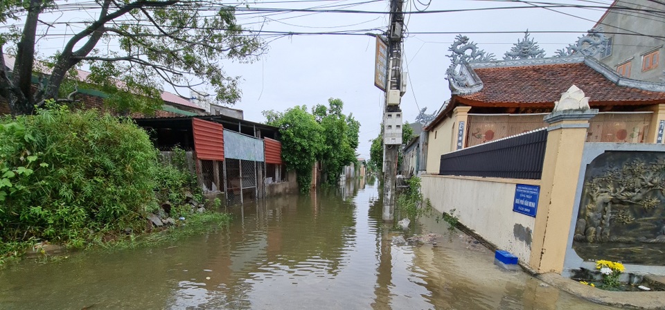 Người dân thành Vinh bì bõm trong biển nước - 11 Người dân thành Vinh bì bõm trong biển nước - 11