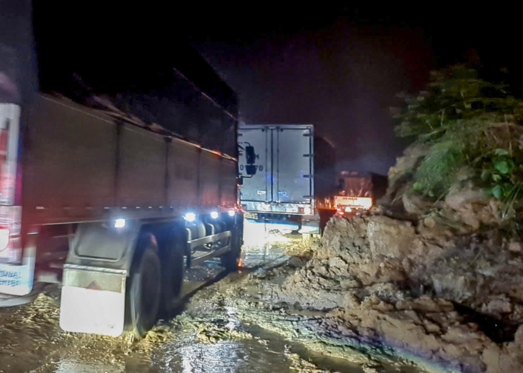 Quốc lộ 28B bị gián đoạn do sạt lở ở Lâm Đồng - 2 Quốc lộ 28B bị gián đoạn do sạt lở ở Lâm Đồng - 2