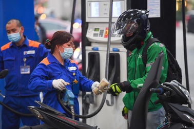 Doanh nghiệp "khóc thét", tiểu thương lo lắng khi giá xăng tăng