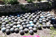 Sửa nhà, bất ngờ phát hiện 158 quả bóng bowling dưới chân cầu thang