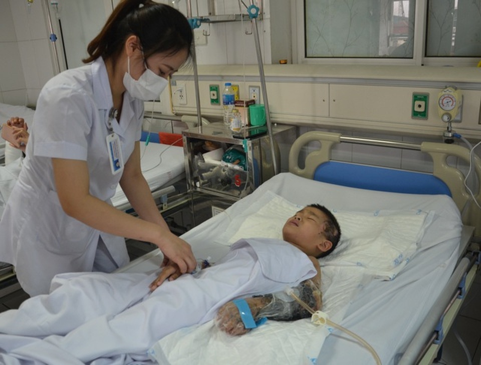 Cậu bé 6 tuổi bị công nông chèn tiếp tục được bạn đọc giúp đỡ sắp xuất viện - 4 Cậu bé 6 tuổi bị công nông chèn tiếp tục được bạn đọc giúp đỡ sắp xuất viện - 4