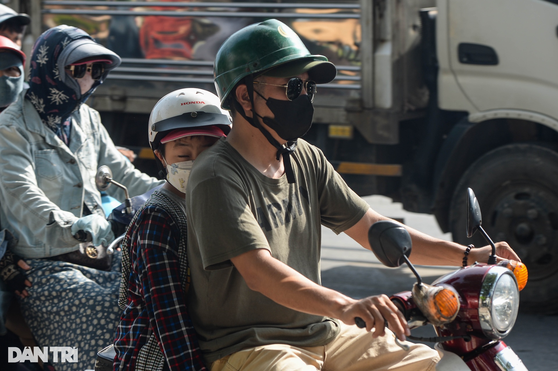 Người dân đổ về Hà Nội sau kỳ nghỉ lễ dài, cửa ngõ Thủ đô ùn tắc - 8 Người dân đổ về Hà Nội sau kỳ nghỉ lễ dài, cửa ngõ Thủ đô ùn tắc - 8