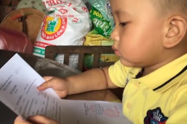 Bé trai hơn 3 tuổi đọc chữ vanh vách như trẻ tiểu học
