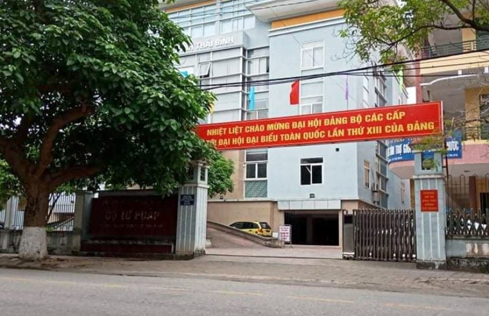 Phó Giám đốc Trung tâm Dịch vụ đấu giá tài sản bị bắt vì đánh bạc - 1 Phó Giám đốc Trung tâm Dịch vụ đấu giá tài sản bị bắt vì đánh bạc - 1