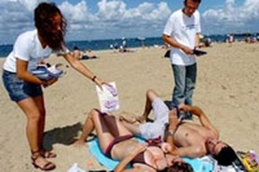 Vận động tranh cử bằng… bao cao su