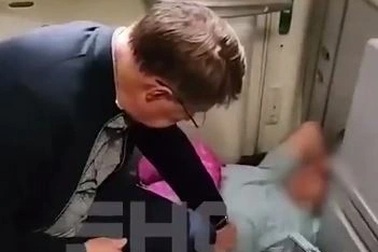 Bộ trưởng Y tế Nga cấp cứu hành khách trên chuyến bay tới Việt Nam