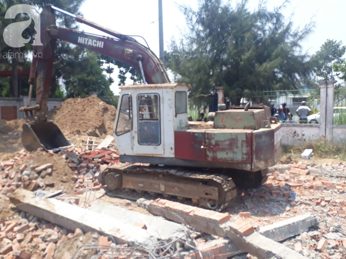 Hiện trường vụ sập bức tường rộng 400m2, 6 người chết, nhiều người bị vùi lấp trong gạch đá - Ảnh 10. Hiện trường vụ sập bức tường rộng 400m2, 6 người chết, nhiều người bị vùi lấp trong gạch đá - Ảnh 10.