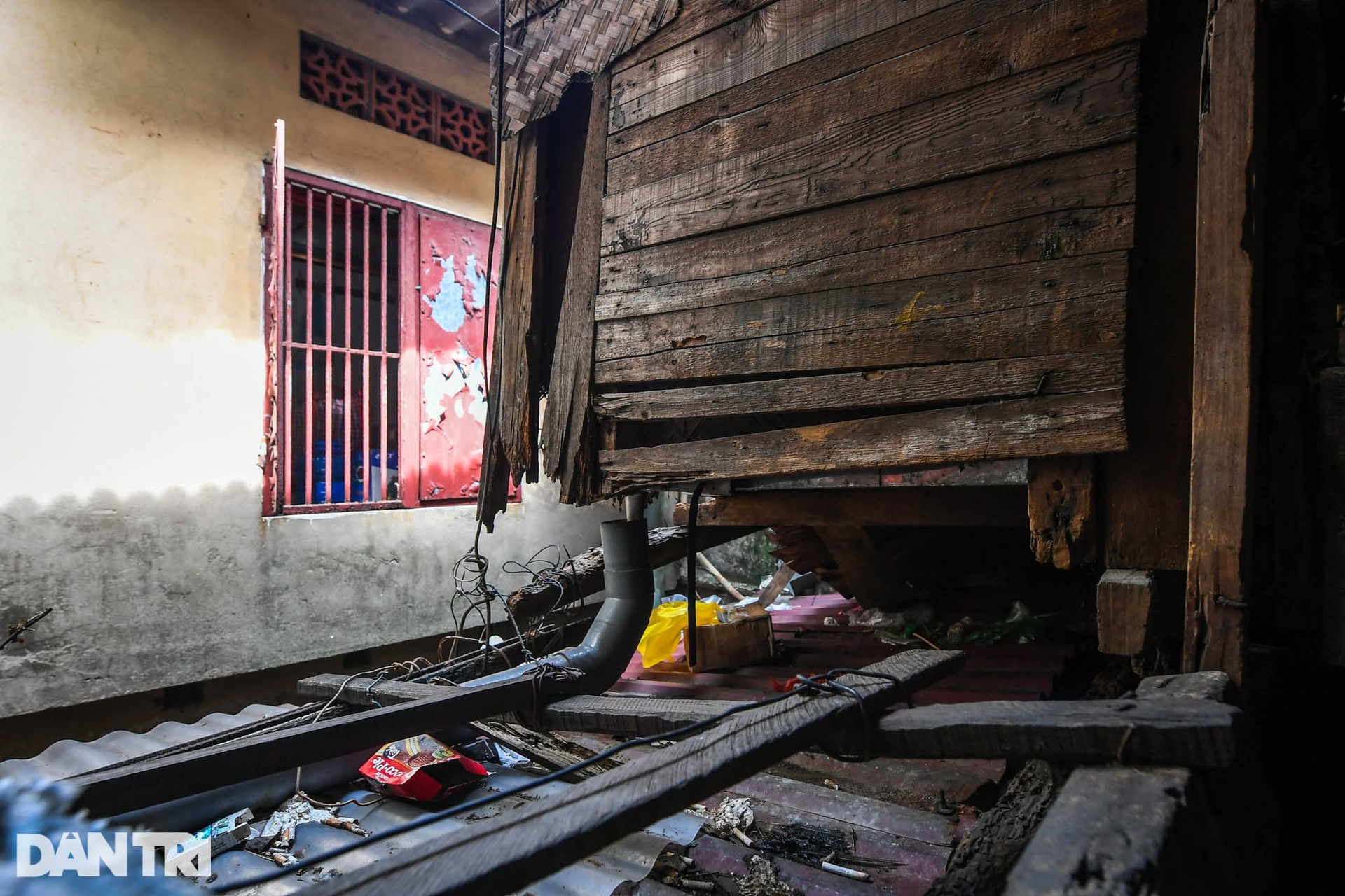 Bên trong khu nhà gỗ 70 tuổi thường trực nỗi lo tai nạn, chập cháy ở Hà Nội - 4 Bên trong khu nhà gỗ 70 tuổi thường trực nỗi lo tai nạn, chập cháy ở Hà Nội - 4
