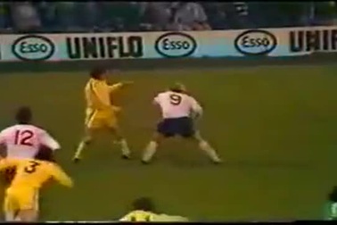 Francis Lee và Norman Hunter thực hiện màn... boxing ngay trên sân