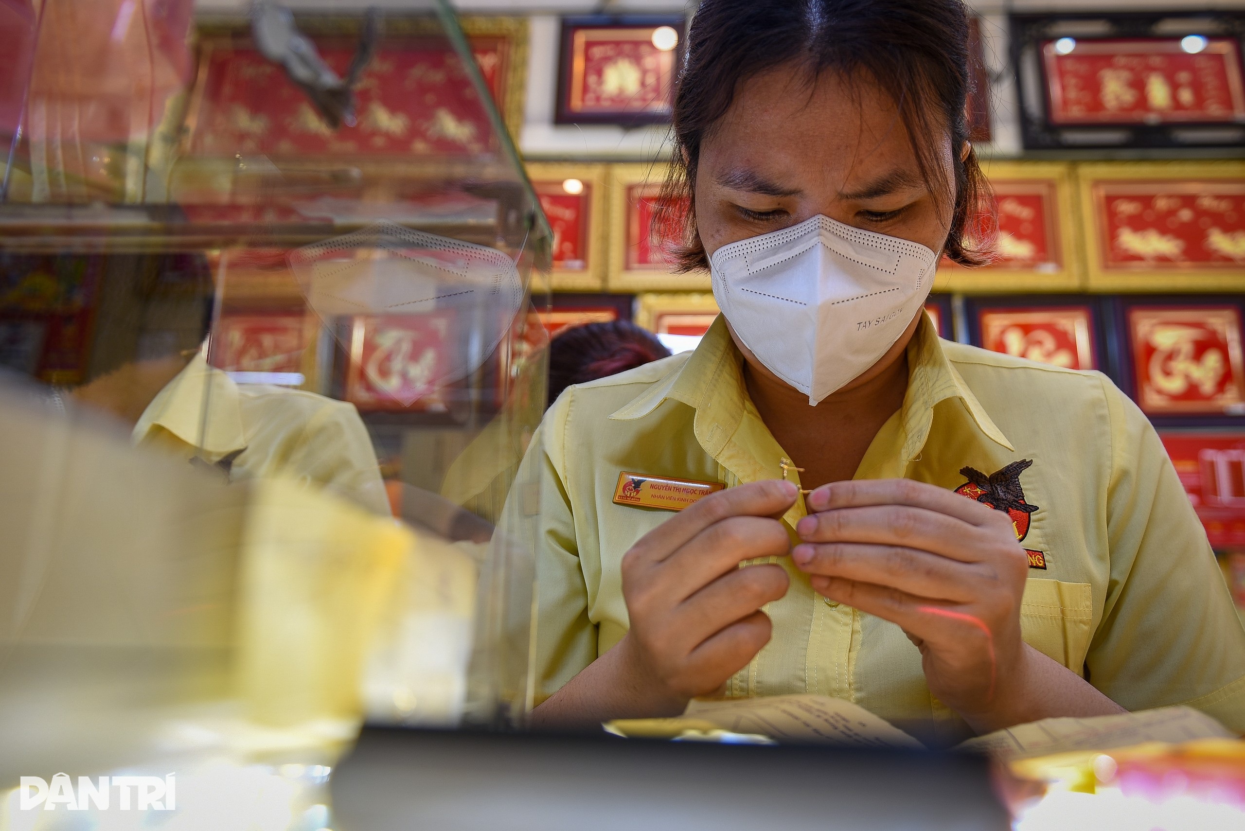Tiệm vàng tại TPHCM đông nghịt người đến bán trong ngày giá tăng cao kỷ lục - 5 Tiệm vàng tại TPHCM đông nghịt người đến bán trong ngày giá tăng cao kỷ lục - 5