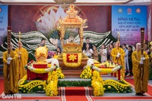 Phật tử xếp hàng dài xuyên đêm chờ chiêm bái xá lợi Đức Phật ở Hà Nội