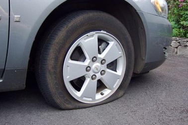 Xe nổ lốp phải nhả chân ga từ từ