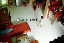 Hình ảnh chồng cầm hung khí đánh vợ dã man trước mặt con gây phẫn nộ